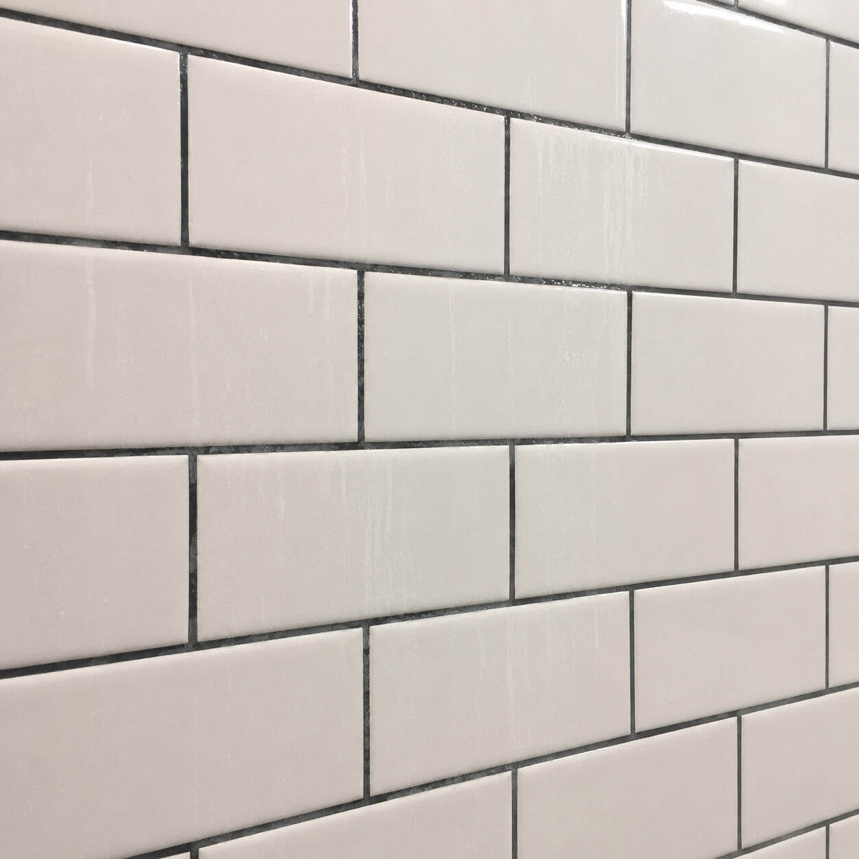 White Subway Tile With Dark Contrasting Grout