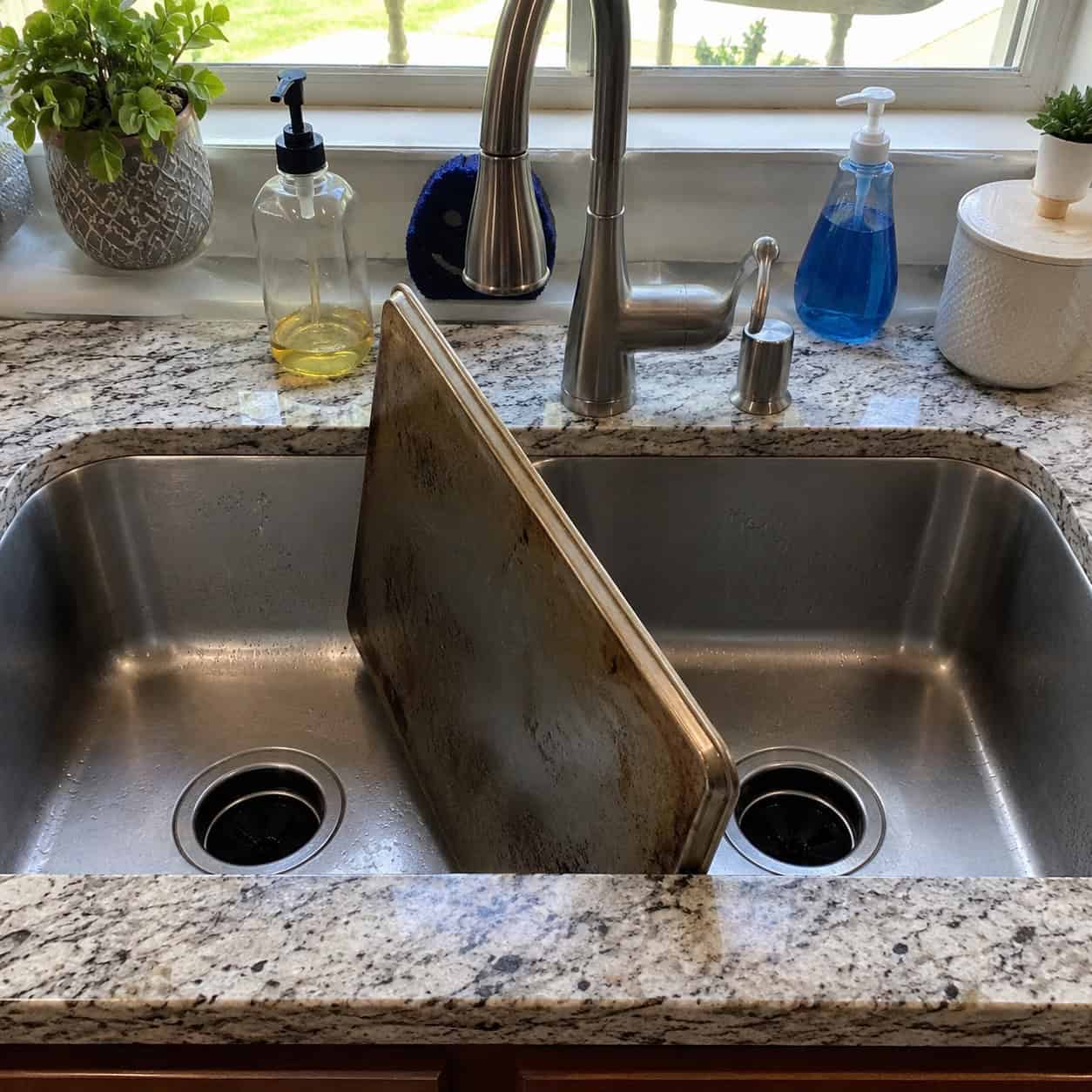 A Divider That Blocks Every Big Pan
