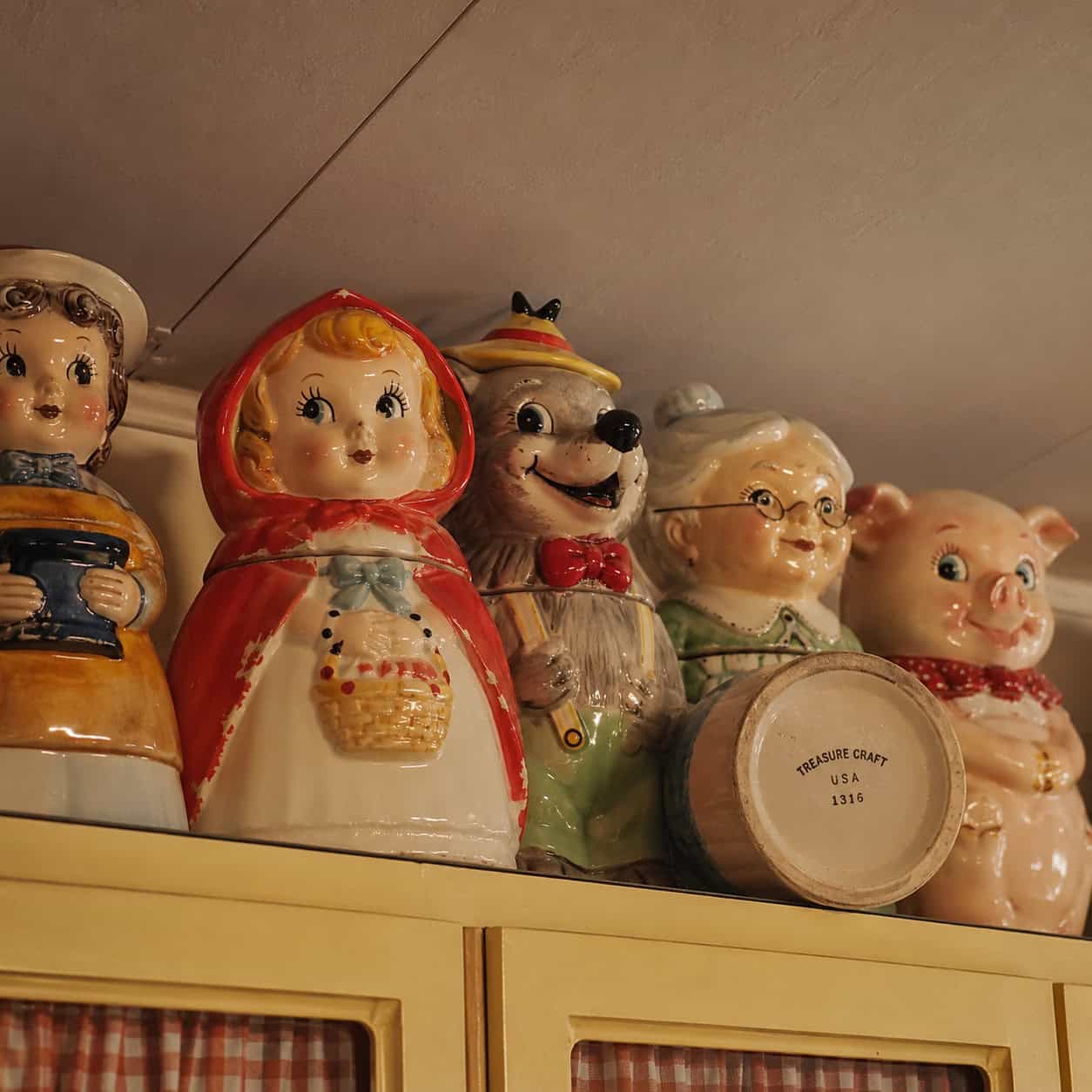 Ceramic Cookie Jars (McCoy, Hull, Regal)