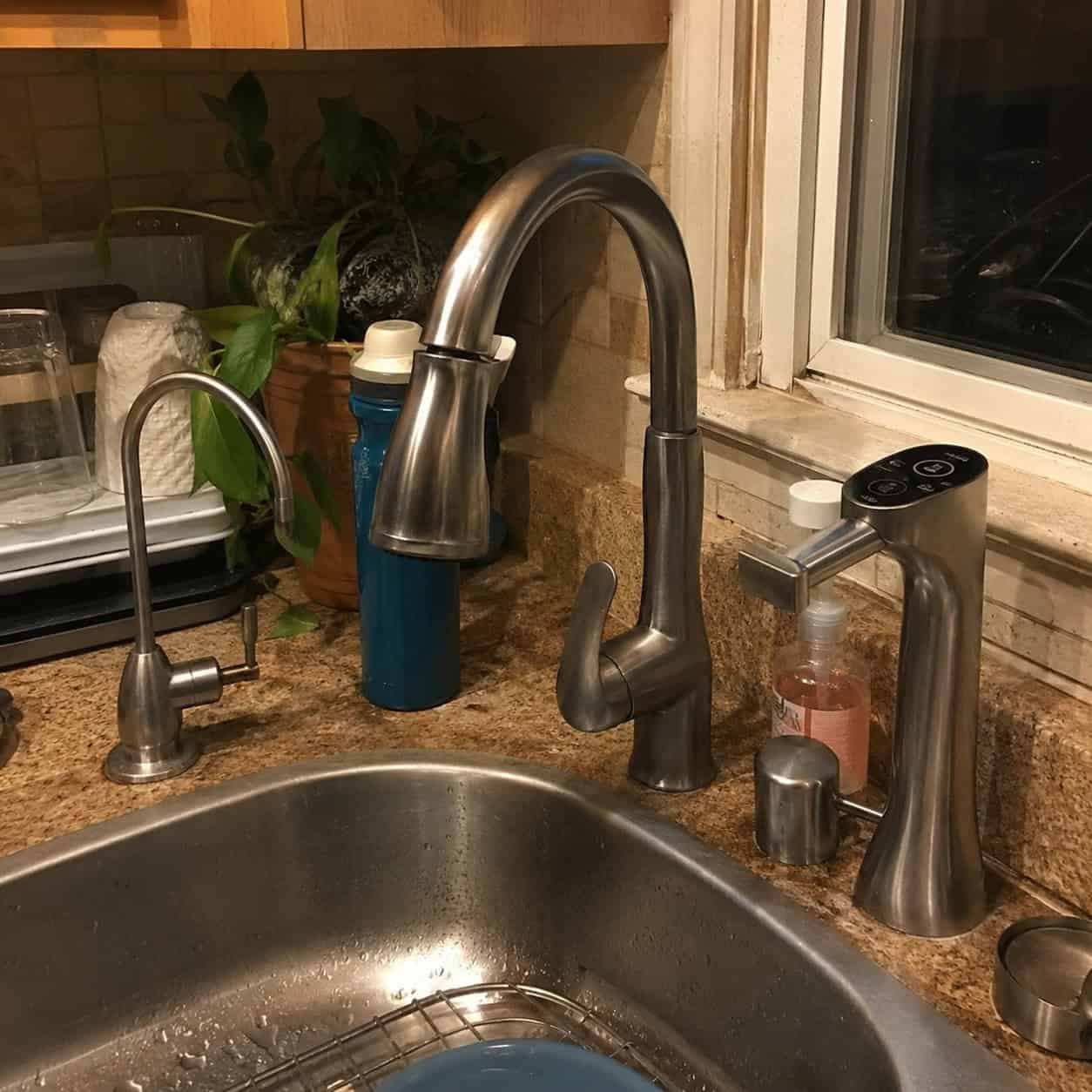 The Separate Filtered-Water / Instant-Hot Mini Tap
