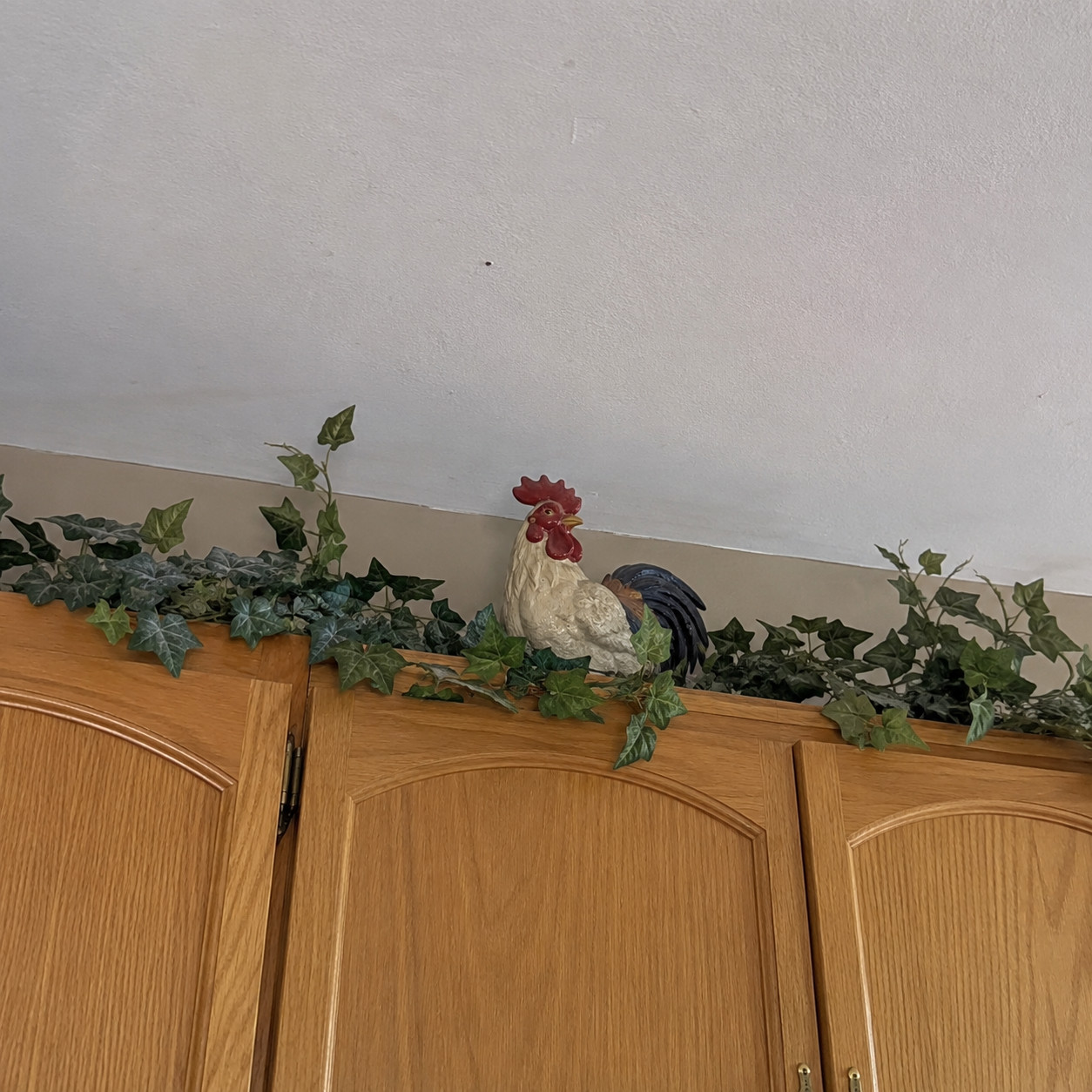 Ivy garlands and roosters above the cabinets