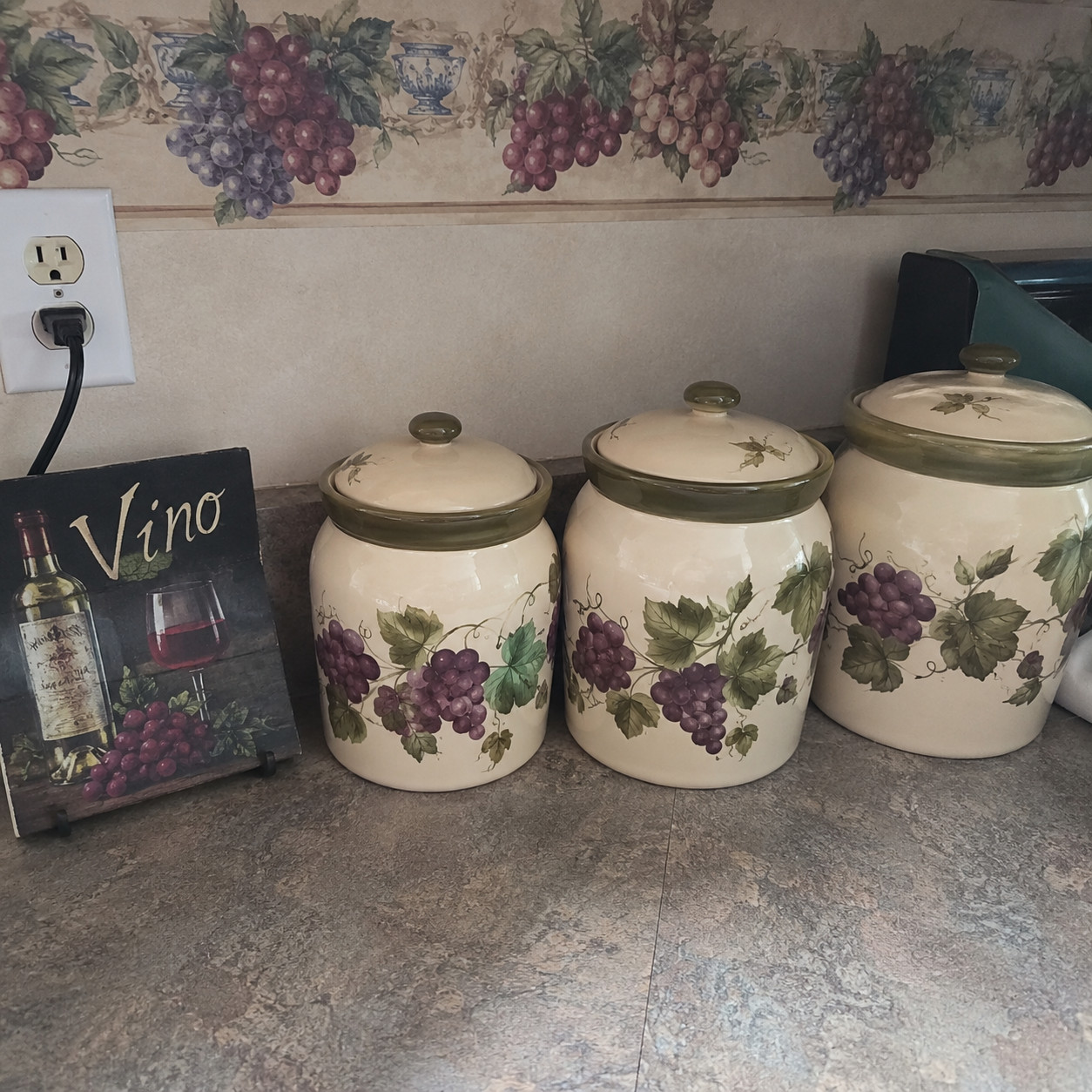 Grapevine and wine-themed décor