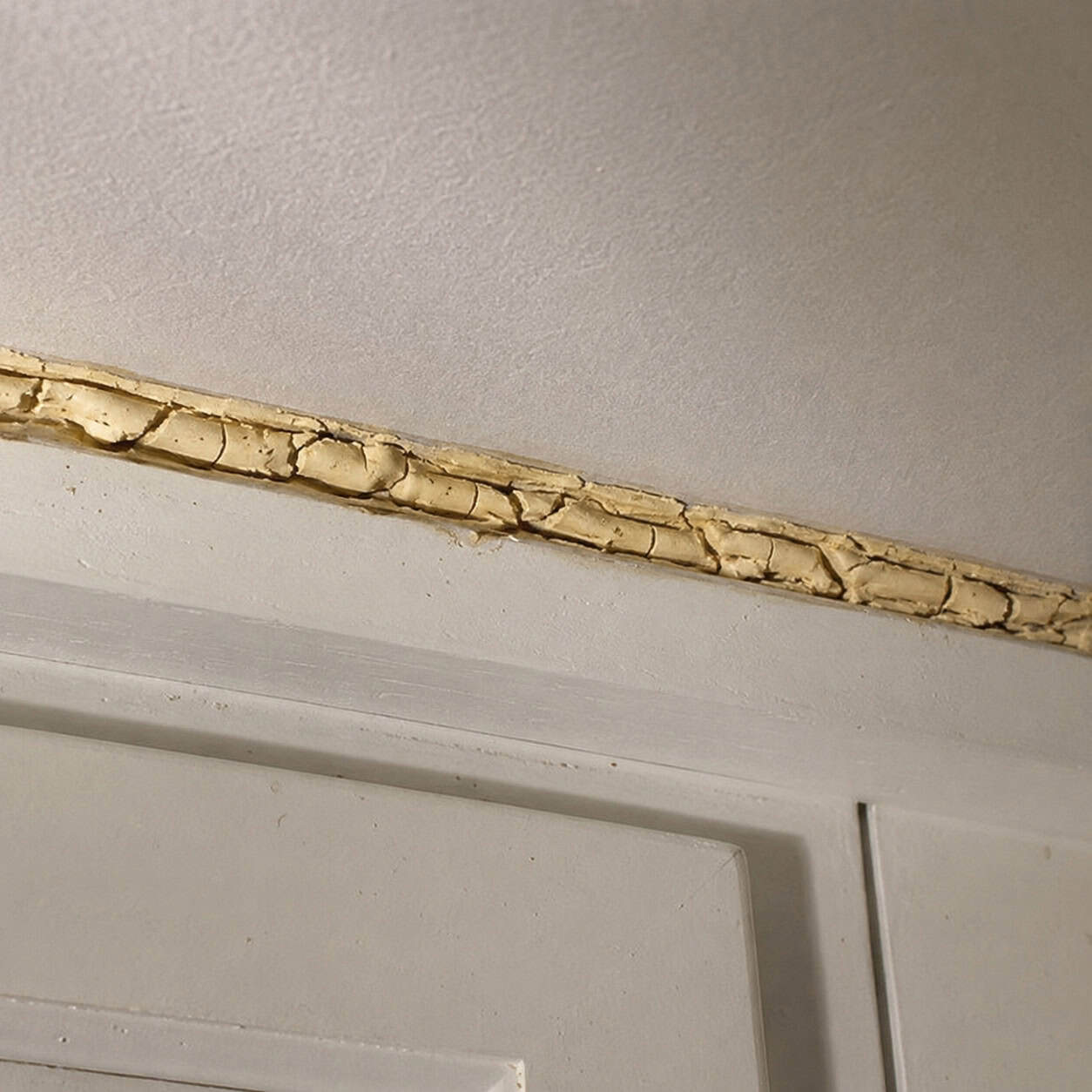 Caulk-filled filler and scribe gaps