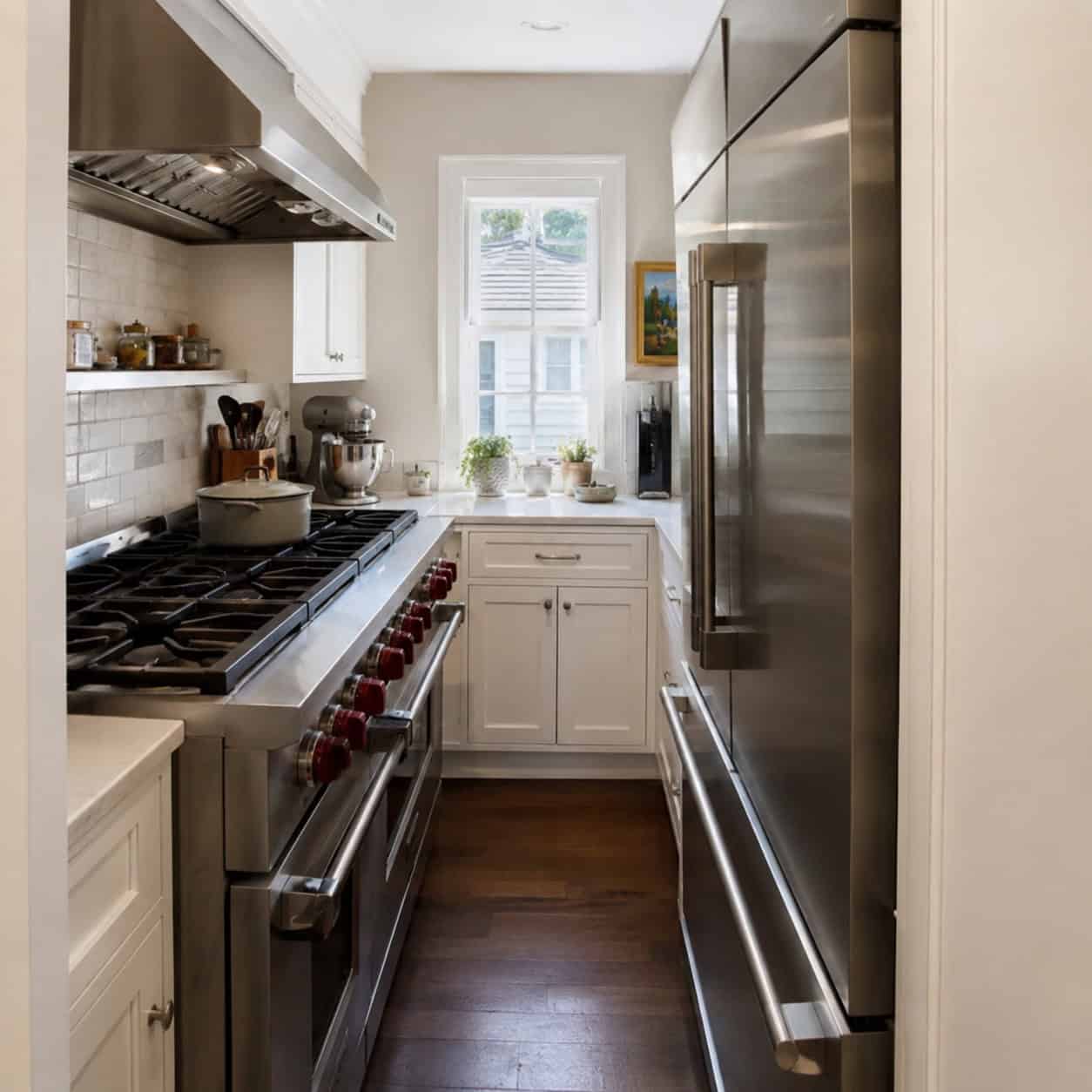 Pro-Style Appliances in a Starter-Size Kitchen