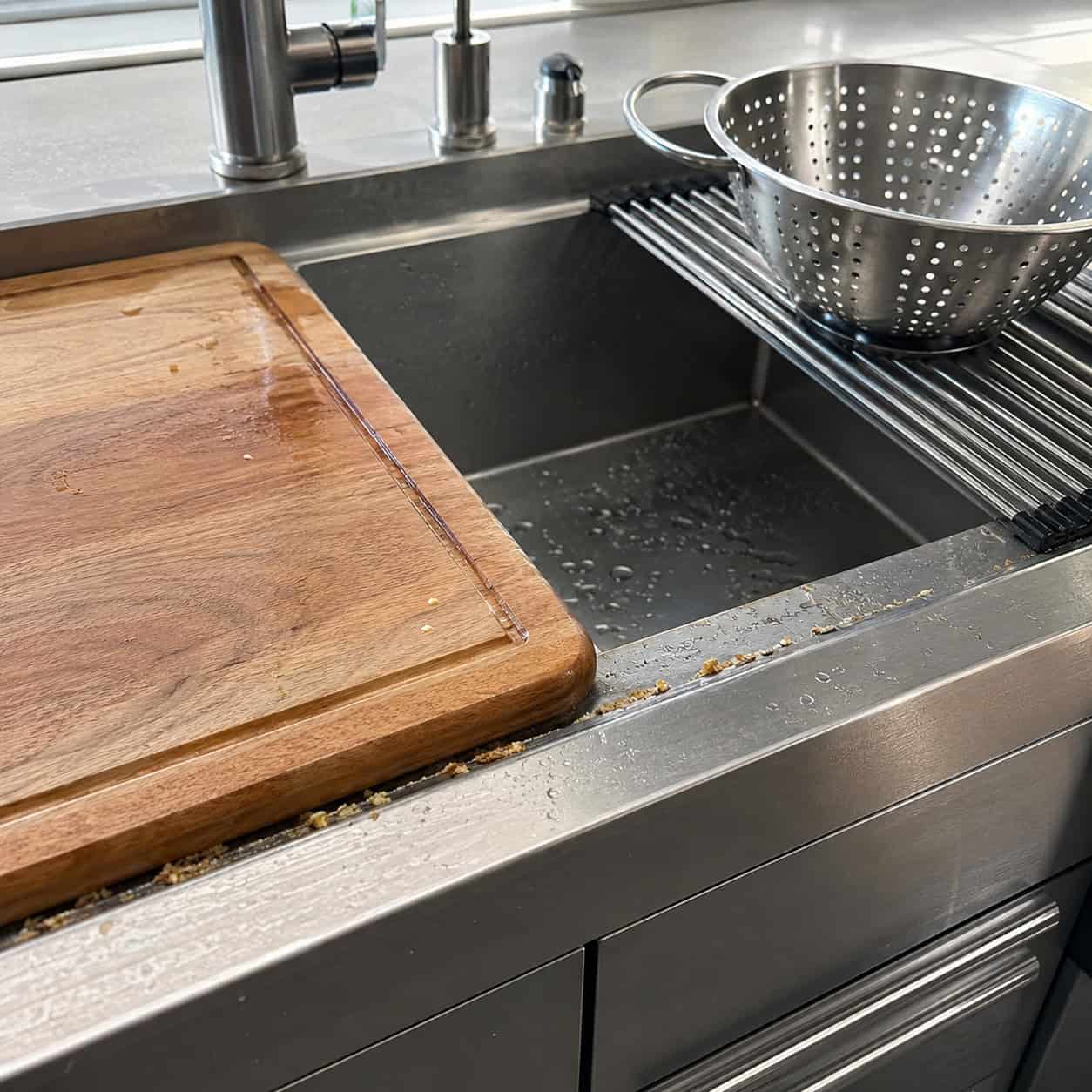 Workstation Sinks With Integrated Ledges